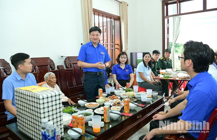 Đồng chí Trần Ngọc Nam, Tỉnh uỷ viên, Phó Chủ tịch Uỷ ban Mặt trận Tổ quốc Việt Nam tỉnh, Bí thư Tỉnh đoàn phát biểu tại chương trình “Bữa cơm tri ân”.