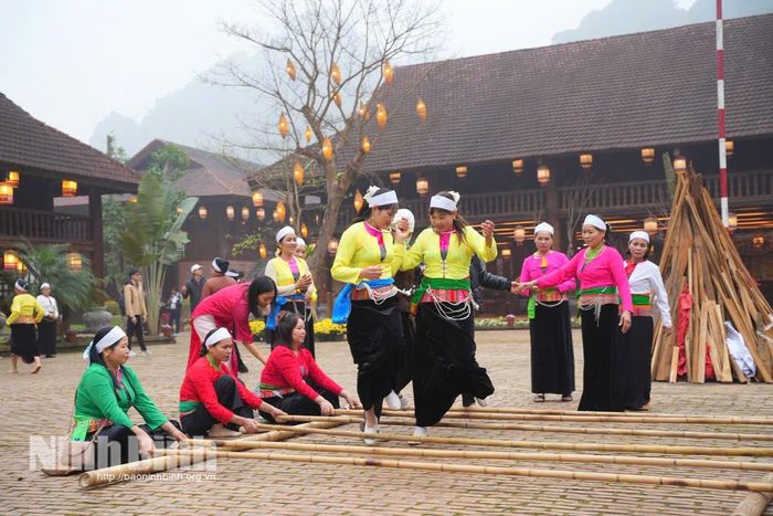 Du khách hòa mình vào nhịp múa sạp và các sinh hoạt văn hóa dân gian đặc sắc tại Khu du lịch Thung Ui.