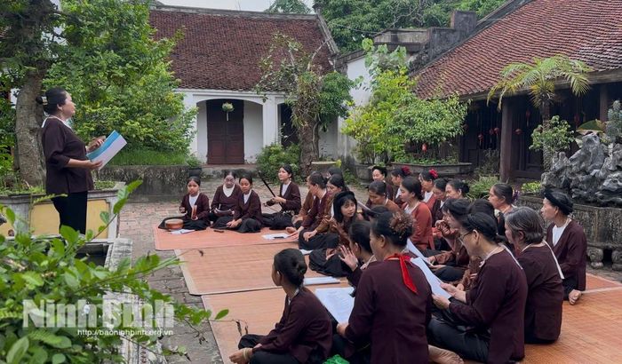 Một buổi sinh hoạt của CLB xẩm Hà Thị Cầu giữa không gian văn hóa làng quê, nơi di sản được gìn giữ và nuôi dưỡng qua nhiều thế hệ.