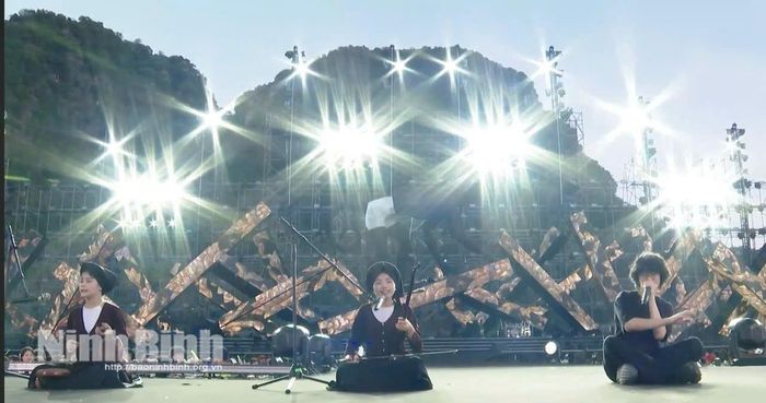 Xẩm cổ truyền kết hợp Beatbox hiện đại đầy bùng nổ tại Đại nhạc hội Tràng An Forestival 2025.