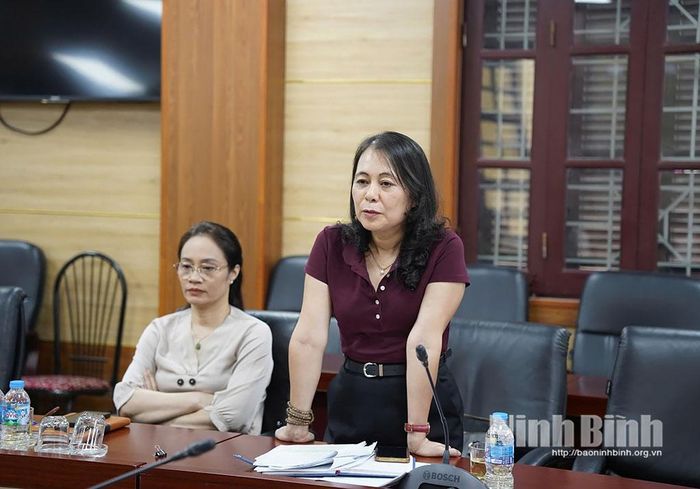 Cán bộ phòng Kiểm tra, BHXH tỉnh Ninh Bình phát biểu tại hội nghị.