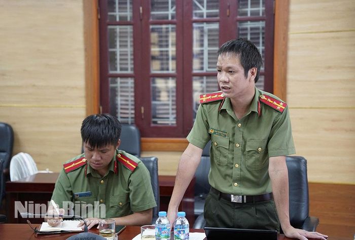 Cán bộ Phòng An ninh kinh tế, Công an tỉnh Ninh Bình phát biểu tại hội nghị.