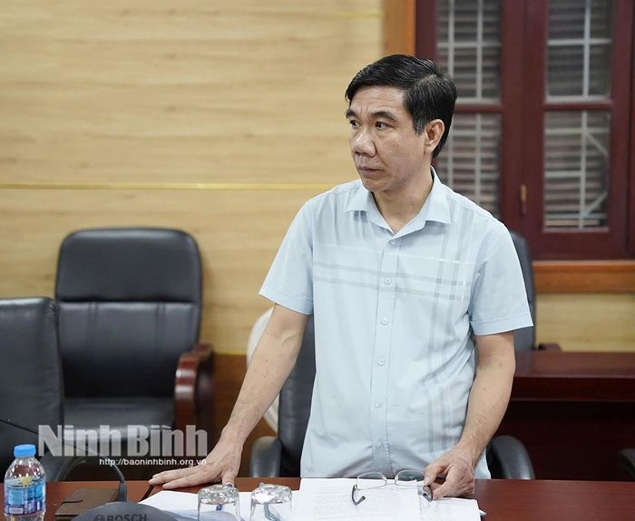 Cán bộ phòng Quản lý thu và Phát triển người tham gia, BHXH tỉnh Ninh Bình phát biểu tại hội nghị.