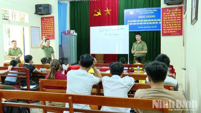 Cán bộ, chiến sĩ Công an tỉnh Ninh Bình giảng dạy tại lớp học tiếng Anh miễn phí dành cho trẻ em có hoàn cảnh khó khăn.