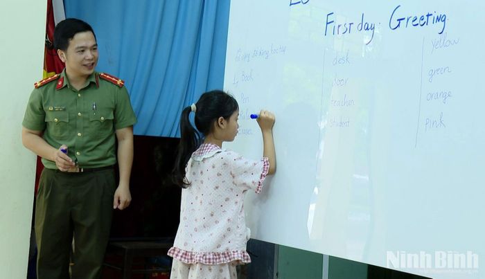 Cán bộ, chiến sĩ Câu lạc bộ Ngoại ngữ Công an tỉnh hướng dẫn học sinh trong giờ học tiếng Anh.