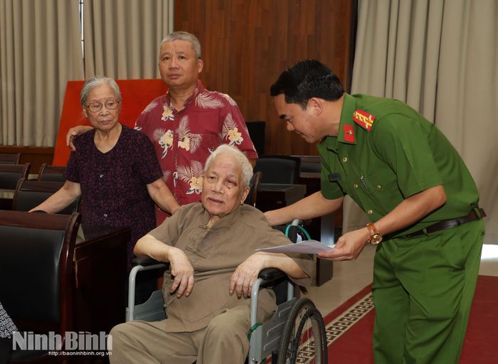 Lực lượng Công an tỉnh Ninh Bình tận tình hướng dẫn người dân trong quá trình thu nhận mẫu ADN thực hiện công tác tìm kiếm, xác định danh tính hài cốt liệt sĩ. (Ảnh: Khánh Chi)