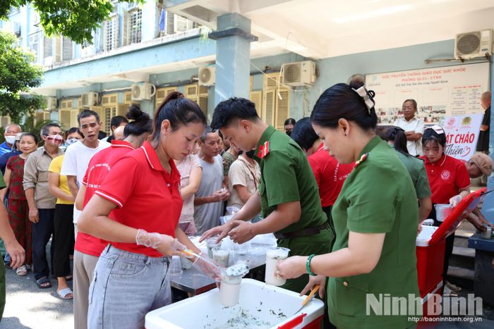 Cán bộ, chiến sĩ Công an phường Châu Sơn phát cháo từ thiện, sẻ chia với người bệnh có hoàn cảnh khó khăn tại Bệnh viện Đa khoa Hà Nam