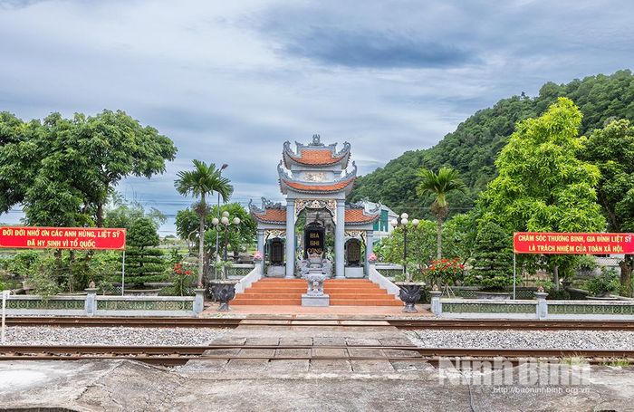 Toàn cảnh công trình tưởng niệm tại ga Núi Gôi.