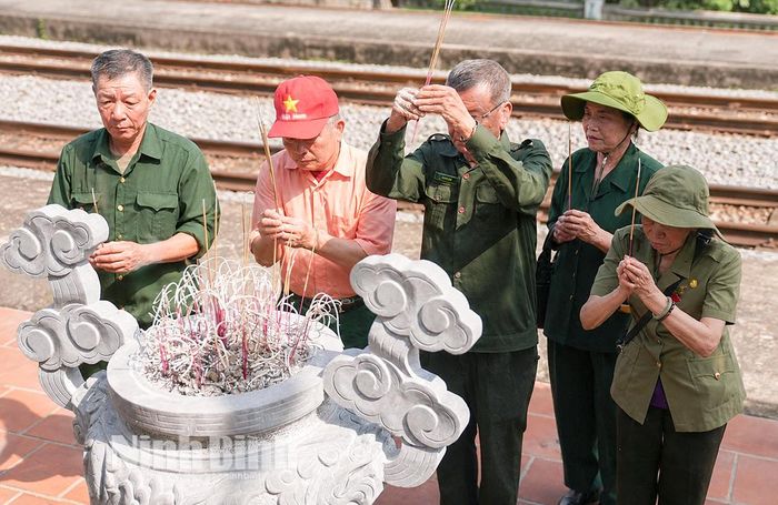 Cựu chiến binh, cựu Thanh niên xung phong và thân nhân gia đình liệt sĩ đến thắp hương tại bia tưởng niệm.