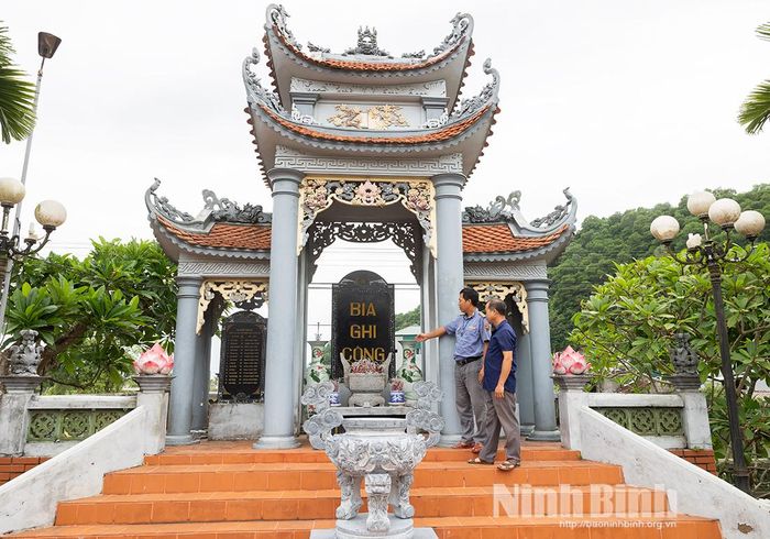 Cán bộ, nhân viên, đường sắt ôn lại truyền thống lịch sử trước bia ghi công.