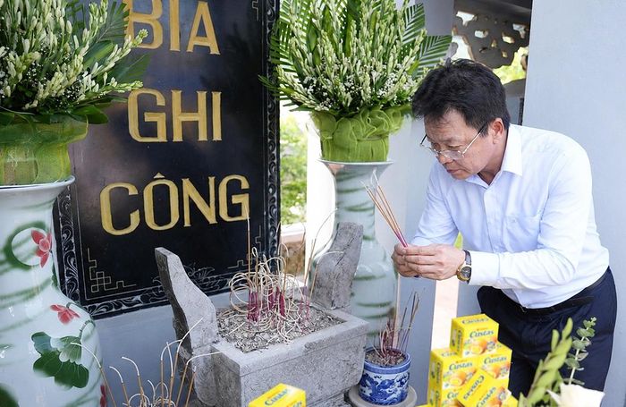 Ông Đặng Sỹ Mạnh, Bí thư Đảng ủy, Chủ tịch Hội đồng thành viên Tập đoàn Đường sắt Quốc gia Việt Nam thắp hương tại bia tưởng niệm.