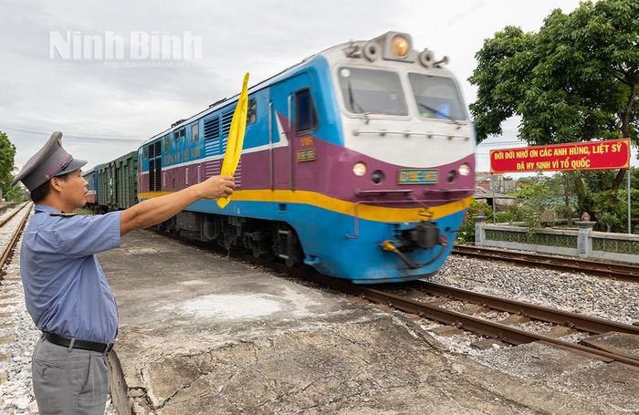 Chuyến tàu bình yên lăn bánh qua ga Núi Gôi hôm nay, nối nhịp sống hướng về tương lai.