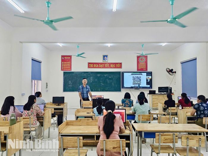 Ban Giám hiệu Trường THCS Khánh Vân, xã Yên Khánh tích cực tuyên truyền, phổ biến phương án sắp xếp, tạo sự đồng thuận trong cán bộ, giáo viên.