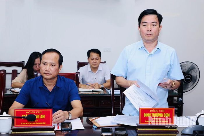 Đồng chí Đinh Trường Sơn, Phó Chủ tịch Ủy ban MTTQ Việt Nam tỉnh trình bày các nội dung xin ý kiến tại hội nghị.