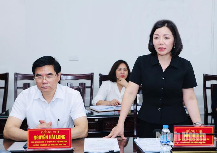Đồng chí Đào Thị Hoà, Tỉnh ủy viên, Phó Chủ tịch Ủy ban MTTQ Việt Nam tỉnh, Chủ tịch Hội LHPN tỉnh phát biểu tại hội nghị.