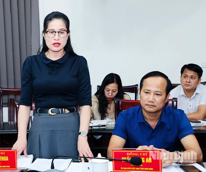 Đồng chí Trần Thị Thoa, Phó Chủ tịch Ủy ban MTTQ Việt Nam tỉnh trình bày các nội dung xin ý kiến tại hội nghị.