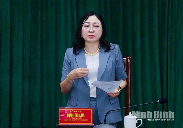 Đồng chí Đinh Thị Lụa, Phó Bí thư Tỉnh ủy, Chủ tịch Ủy ban MTTQ Việt Nam tỉnh phát biểu chỉ đạo hội nghị.