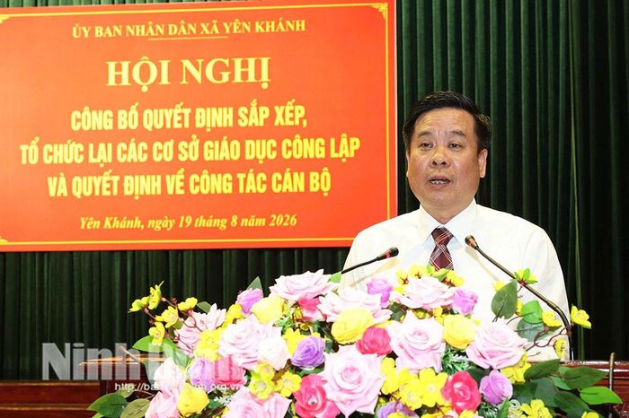 Đồng chí Bí thư Đảng ủy xã Yên Khánh Dương Đức Khanh phát biểu giao nhiệm vụ cho các cơ sở giáo dục sau sắp xếp.