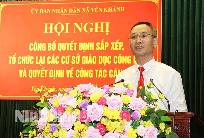 Thầy giáo Đinh Văn Khiêm, Hiệu trưởng Trường THCS Vũ Duy Thanh phát biểu nhận nhiệm vụ.