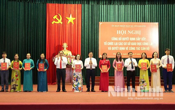 Lãnh đạo xã Yên Khánh trao Quyết định bổ nhiệm Phó Hiệu trưởng các cơ sở giáo dục sau sắp xếp.