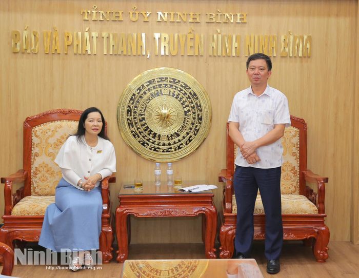 Đồng chí Nguyễn Văn Sải, Phó Giám đốc Báo và phát thanh, truyền hình Ninh Bình phát biểu tại buổi làm việc.