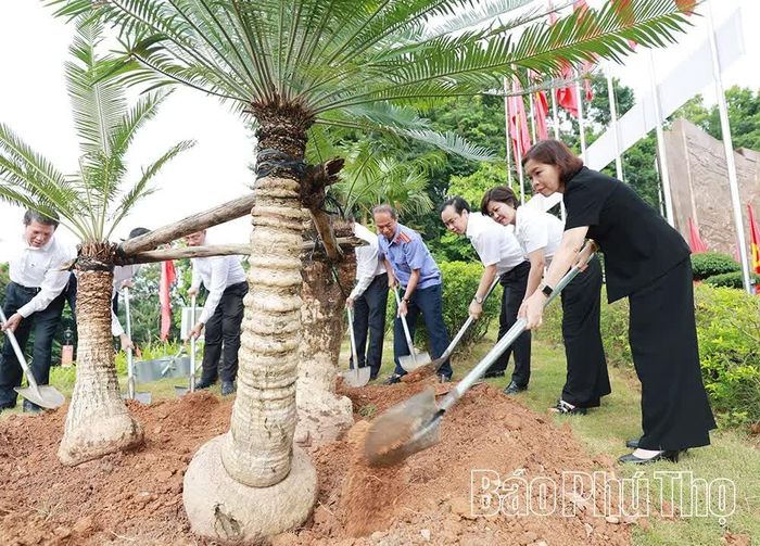 Các đại biểu tham gia trồng cây lưu tại khuôn viên Khu di tích lịch sử Đền Hùng.