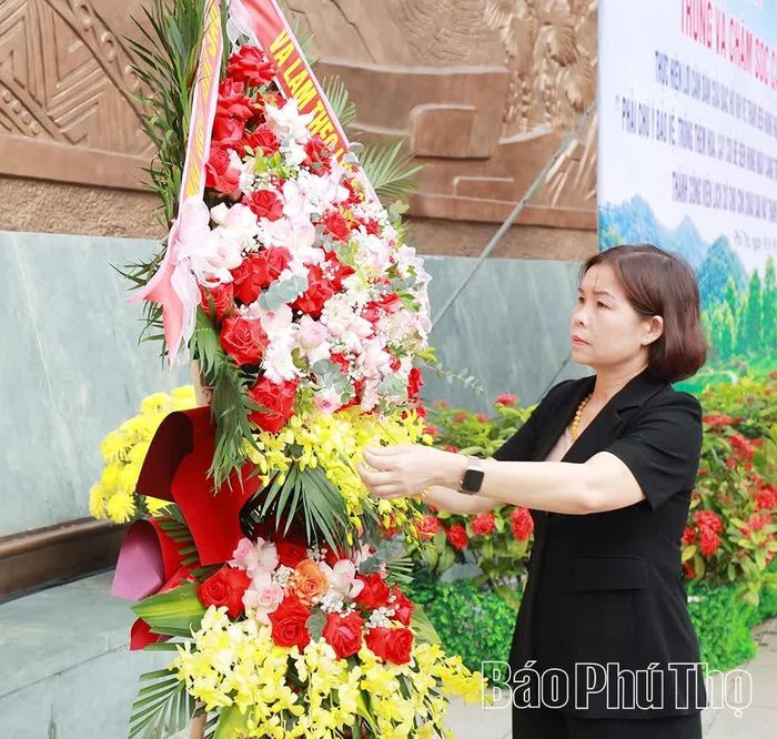 Đồng chí Phó Chủ tịch UBND tỉnh Phùng Thị Kim Nga dâng hoa tưởng nhớ Chủ tịch Hồ Chí Minh tại Bức phù điêu “Bác Hồ nói chuyện với cán bộ, chiến sĩ Đại đoàn Quân Tiên Phong”.