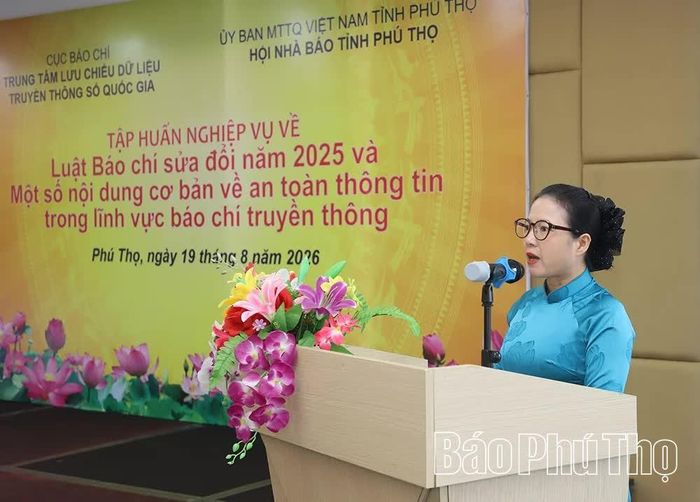 Đại diện Trung tâm Lưu chiểu dữ liệu truyền thông số quốc gia, Cục Báo chí trao đổi tại buổi tập huấn.