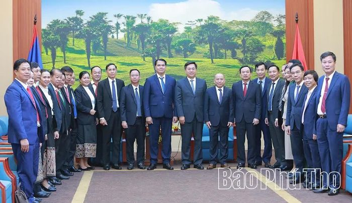 Các đại biểu chụp ảnh lưu niệm.