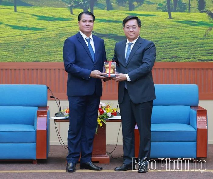 Đồng chí Chủ tịch UBND tỉnh Trần Duy Đông tặng quà lưu niệm cho đồng chí Bí thư Tỉnh ủy, Chủ tịch HĐND tỉnh Bò Kẹo.