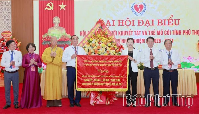 Các đồng chí: Phó Bí thư Tỉnh ủy, Chủ tịch Ủy ban MTTQ tỉnh Bùi Thị Minh và Phó Chủ tịch UBND tỉnh Nguyễn Khắc Hiếu tặng Đại hội bức trướng mang dòng chữ “Đoàn kết - Nhân ái - Đổi mới - Phát triển - Chung tay vì người khuyết tật và trẻ mồ côi”.