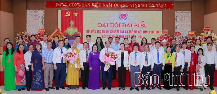 Các đại biểu chụp ảnh lưu niệm cùng Ban Chấp hành Hội Bảo trợ người khuyết tật và trẻ mồ côi tỉnh Phú Thọ khóa I.