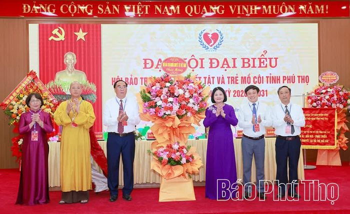 Đồng chí Trần Thị Dung - Phó Chủ tịch Thường trực Hội Bảo trợ người khuyết tật Việt Nam tặng lẵng hoa chúc mừng Đại hội.