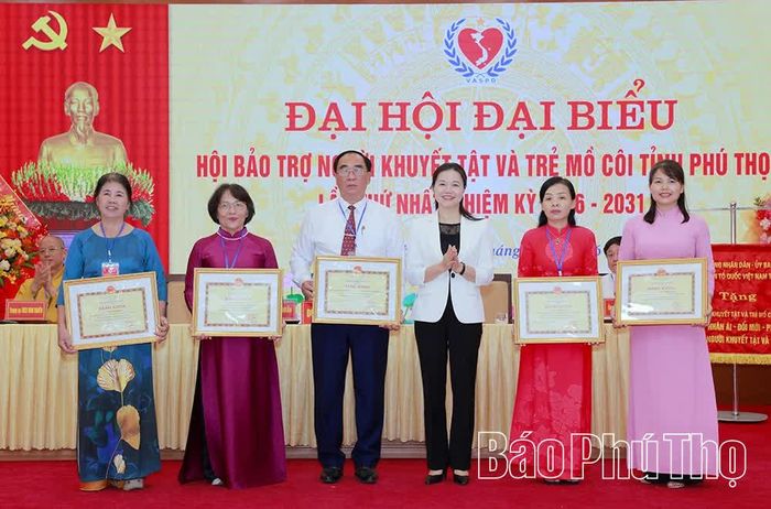 Đồng chí Phó Bí thư Tỉnh ủy, Chủ tịch Ủy ban MTTQ tỉnh Bùi Thị Minh trao Bằng khen của Chủ tịch UBND tỉnh tặng các tập thể, cá nhân có thành tích xuất sắc.