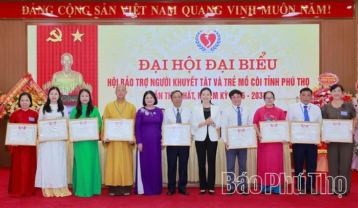 Các đồng chí: Phó Bí thư Tỉnh ủy, Chủ tịch Ủy ban MTTQ tỉnh Bùi Thị Minh và Phó Chủ tịch Thường trực Hội Bảo trợ người khuyết tật Việt Nam Trần Thị Dung trao Bằng khen của Hội Bảo trợ người khuyết tật Việt Nam tặng các tập thể, cá nhân có thành tích xuất sắc.