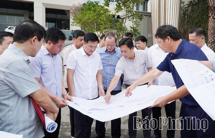 Đồng chí Phó Chủ tịch UBND tỉnh Vũ Việt Văn kiểm tra vị trí đề xuất mở rộng đường Tiên Dung, phường Thanh Miếu.