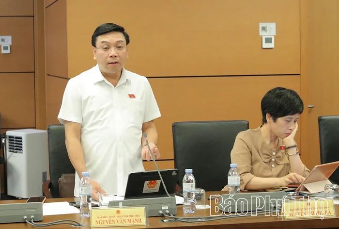 Đại biểu Quốc hội tỉnh Phú Thọ Nguyễn Văn Mạnh thảo luận ở tổ.