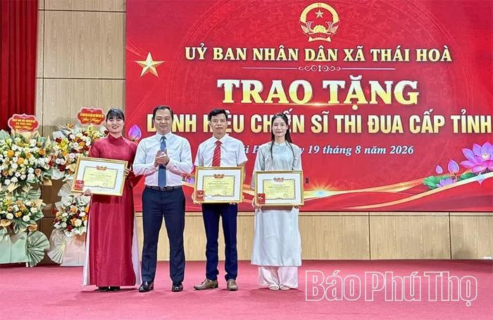 Lãnh đạo xã Thái Hòa trao Bằng khen của Chủ tịch UBND tỉnh cho các cá nhân.