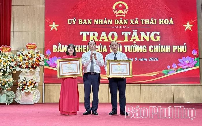 Lãnh đạo Sở Giáo dục và Đào tạo trao Bằng khen của Thủ tướng Chính phủ cho các cá nhân có thành tích xuất sắc.