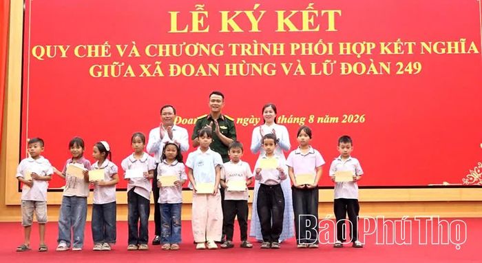 Lãnh đạo Lữ đoàn 249 và lãnh đạo xã Đoan Hùng trao quà tặng học sinh có hoàn cảnh khó khăn trên địa bàn.