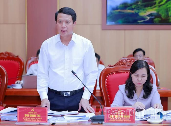 Đồng chí Trưởng Ban Tổ chức Tỉnh ủy Bùi Đình Thi làm rõ một số nội dung theo yêu cầu của Đoàn kiểm tra, giám sát.