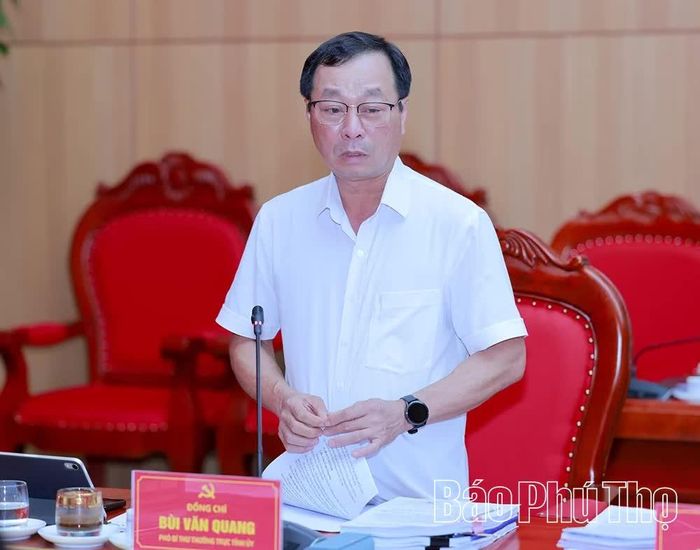 Đồng chí Phó Bí thư Thường trực Tỉnh ủy Bùi Văn Quang phát biểu tại buổi làm việc.