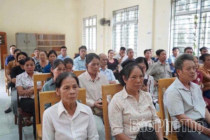 Các hộ dân liên quan tham dự hội nghị công bố quy hoạch Cụm công nghiệp Ấm Hạ.