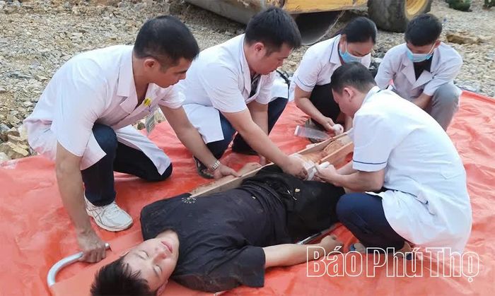 Cán bộ y tế luyện tập sơ cấp cứu người gặp nạn trong tình huống giả định.