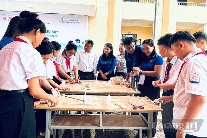 Học sinh tham gia hoạt động trải nghiệm "Kỹ sư cầu đường tài ba" - Ảnh: K.H