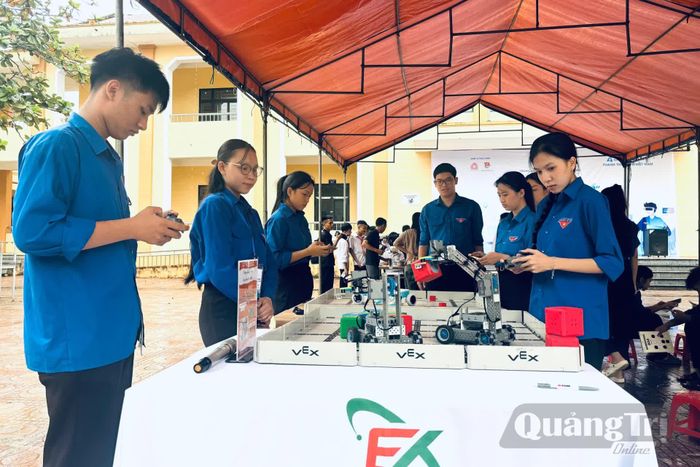 Học sinh trải nghiệm Robotics tại Ngày hội “Bình dân học vụ số” - Ảnh: K.H