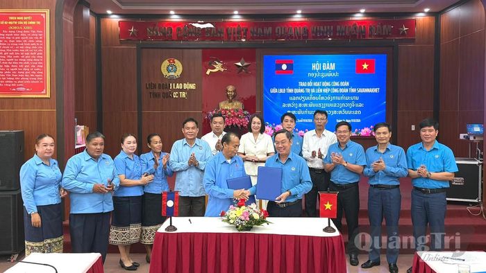 Đại diện lãnh đạo Liên đoàn Lao động tỉnh Quảng Trị và Liên hiệp Công đoàn tỉnh Sạ-vẳn-na-khệt ký kết nội dung hợp tác trong thời gian tới - Ảnh: N.L