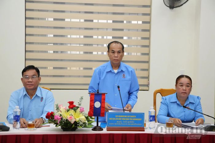 Ông Khăm-Cơng Sút-Thi-Đết, Chủ tịch Liên hiệp Công đoàn tỉnh Sạ-vẳn-na-khệt thông tin về hoạt động của Liên hiệp Công đoàn tỉnh - Ảnh: N.L