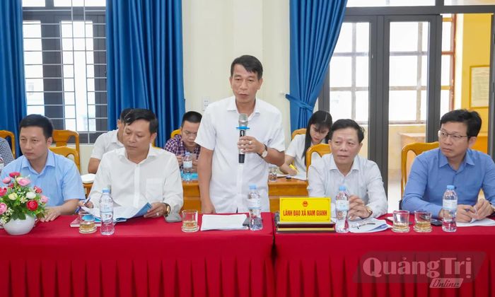 Đại diện lãnh đạo UBND xã Nam Gianh báo cáo tại buổi làm việc - Ảnh: N.H