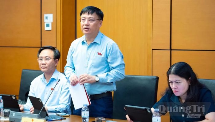 Đồng chí Thiếu tướng Nguyễn Thanh Liêm, Giám đốc Công an tỉnh thảo luận về việc tích hợp 4 chương trình mục tiêu quốc gia thành 1 chương trình mục tiêu quốc gia - Ảnh: N.M